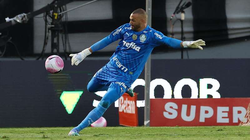 Weverton em jogo do Palmeiras contra o Red Bull Bragantino, durante partida válida pela vigésima nona rodada do Brasileirão 2024, no estádio Nabi Abi Chedid.