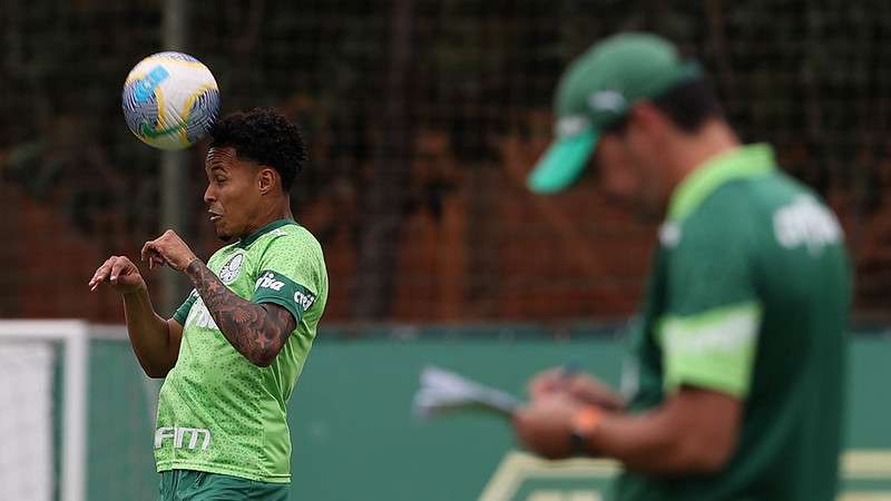 Lázaro e Abel Ferreira durante treinamento do Palmeiras, na Academia de Futebol.