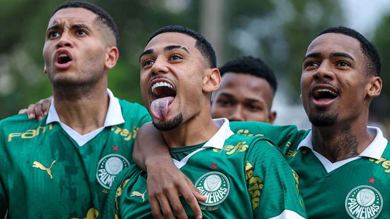 Atletas do Sub-20 comemoram gol em partida pelo Palmeiras contra o Corinthians, válida pela ida das quartas de final do Campeonato Paulista Sub-20, no Parque São Jorge, em São Paulo-SP.