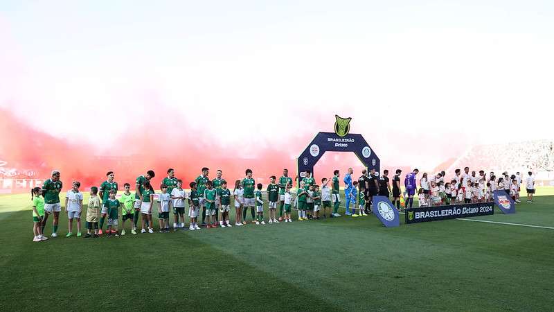 Equipe do Palmeiras alinhada antes de jogo contra o Red Bull Bragantino, durante partida válida pela vigésima nona rodada do Brasileirão 2024, no estádio Nabi Abi Chedid.