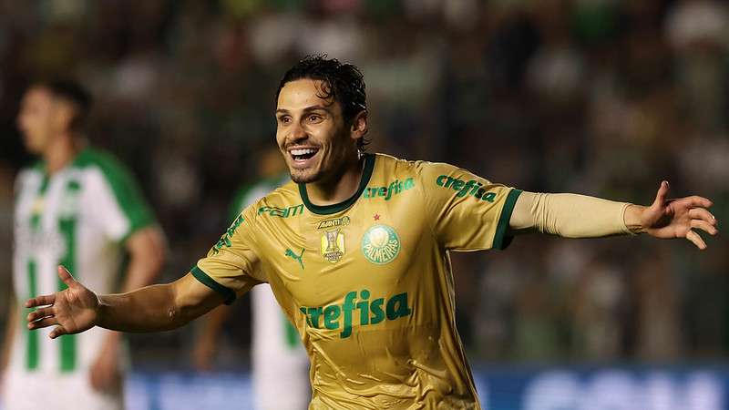 Raphael Veiga comemora seu gol pelo Palmeiras contra o Juventude, durante partida válida pela trigésima rodada do Brasileirão 2024, no Estádio Alfredo Jaconi.