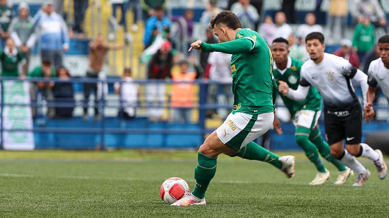 Daniel cobra pênalti para decretar a vitória do Palmeiras sobre o Corinthians, em partida válida pela volta das quartas de final do Campeonato Paulista Sub-20, no Estádio Bruno José Daniel, em Santo André-SP.