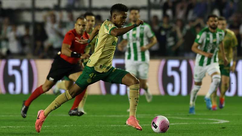Estêvão em jogo pelo Palmeiras contra o Juventude, durante partida válida pela trigésima rodada do Brasileirão 2024, no Estádio Alfredo Jaconi.