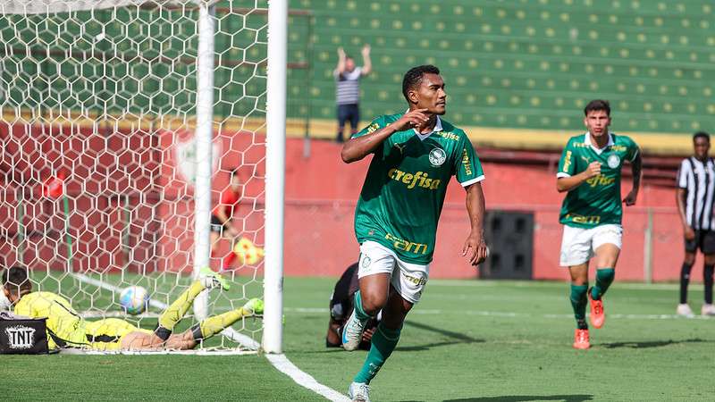 Atletas do Palmeiras comemoram gol contra o Botafogo-RJ, na segunda partida válida pela semifinal do Campeonato Brasileiro Sub-17, no Canindé, em São Paulo-SP.