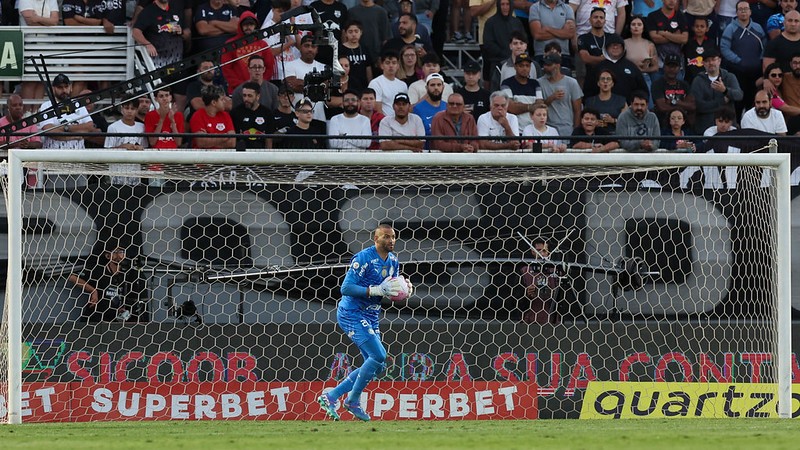 Weverton em jogo do Palmeiras contra o Red Bull Bragantino, durante partida válida pela vigésima nona rodada do Brasileirão 2024, no estádio Nabi Abi Chedid.