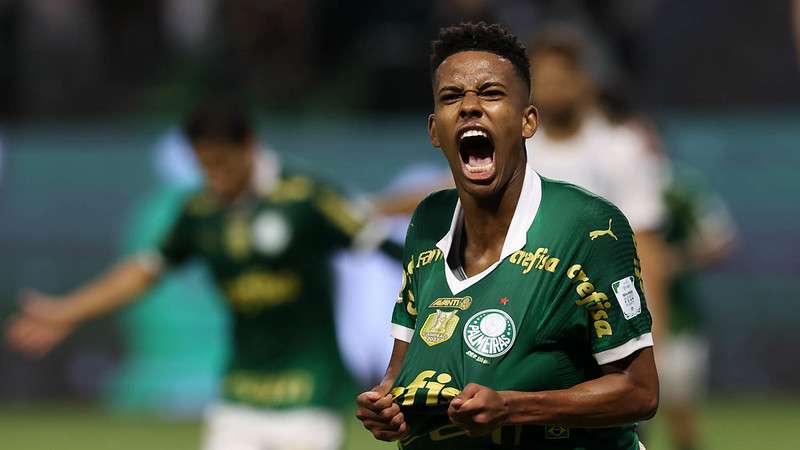 Estêvão comemora o gol marcado contra o Grêmio no Allianz Parque