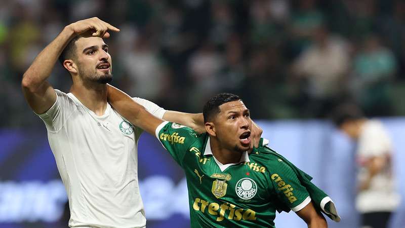Rony e Flaco López, centroavantes do Palmeiras, comemoram gol sobre o São Paulo em jogo válido pelo Brasileirão de 2024.