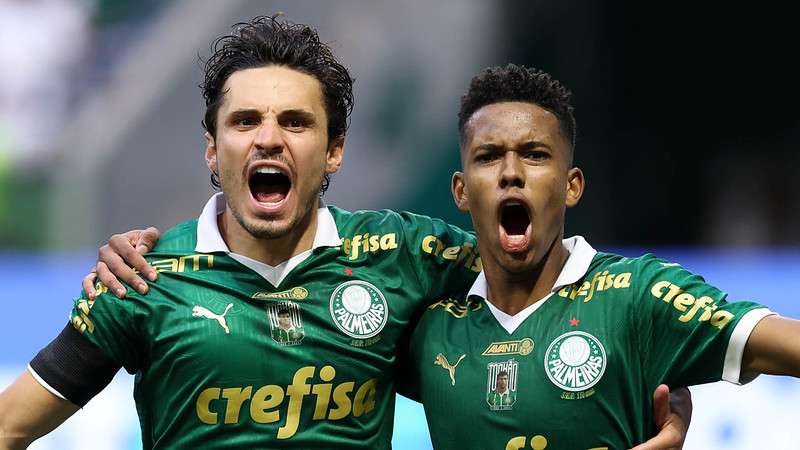 Os meias Raphael Veiga e Estêvão comemoram mais um gol contra o Fortaleza, pelo Brasileirão 2024