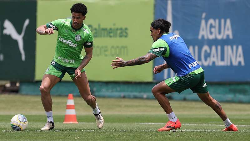 Os jogadores Murilo e Gustavo Gómez (D), da SE Palmeiras, durante treinamento, na Academia de Futebol.