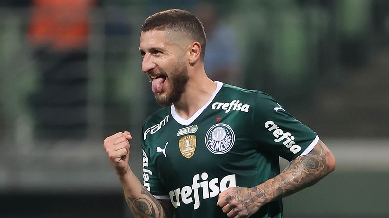 O jogador Zé Rafael, da SE Palmeiras, comemora seu gol contra a equipe do Atlético C Goianiense, durante partida válida pela décima segunda rodada, do Campeonato Brasileiro, Série A, na arena Allianz Parque.