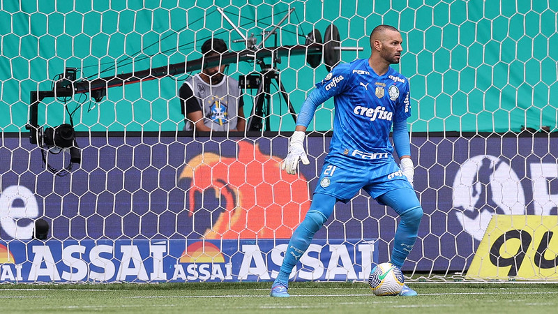 O goleiro Weverton, da SE Palmeiras, em jogo contra a equipe do Fluminense FC, durante partida válida pela trigésima oitava rodada, do Campeonato Brasileiro, Série A, na arena Allianz Parque.