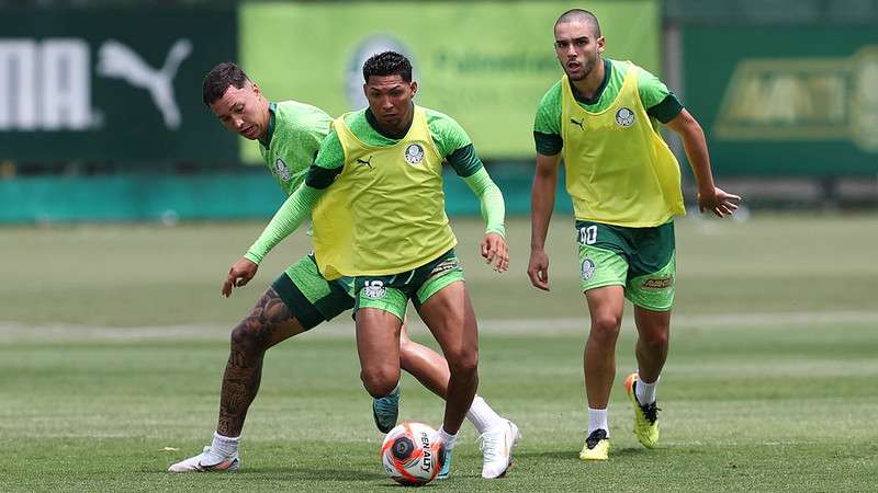 Os jogadores Thalys, Rony e Figueiredo (E/D), da SE Palmeiras, durante treinamento, na Academia de Futebol.