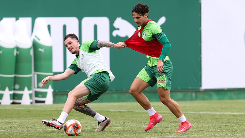 Os jogadores Anibal Moreno e Raphael Veiga (D), da SE Palmeiras, durante treinamento, na Academia de Futebol.