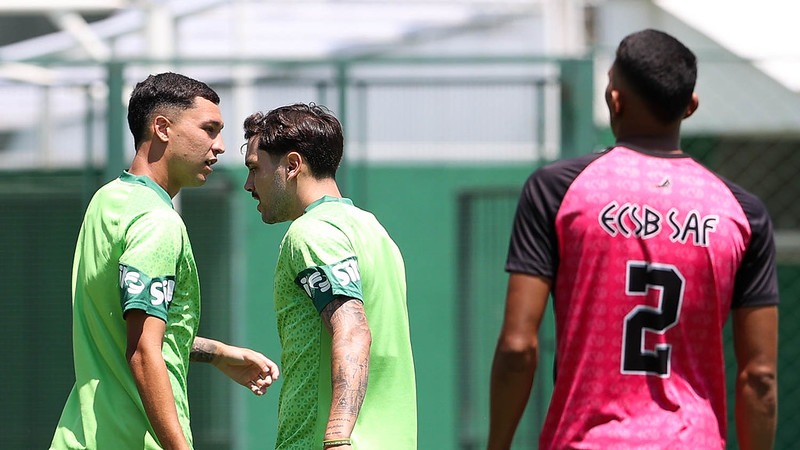 Os jogadores Thalys e Mauricio (D), da SE Palmeiras, durante jogo-treino contra a equipe do São Bernardo, na Academia de Futebol.