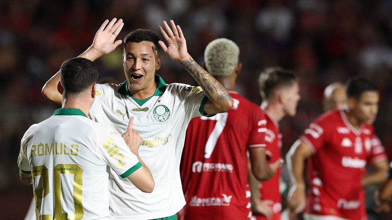da SE Palmeiras, disputa bola com o jogador do EC Noroeste, durante partida válida pela fase de grupos, do Campeonato Paulista, Série A1, no Estádio Doutor Alfredo de Castilho