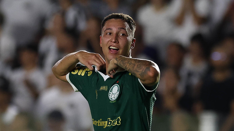 O jogador Thalys, da SE Palmeiras, comemora seu gol contra a equipe do Santos FC, durante partida válida pela fase de grupos, do Campeonato Paulista, Série A1, no Estádio Urbano Caldeira.