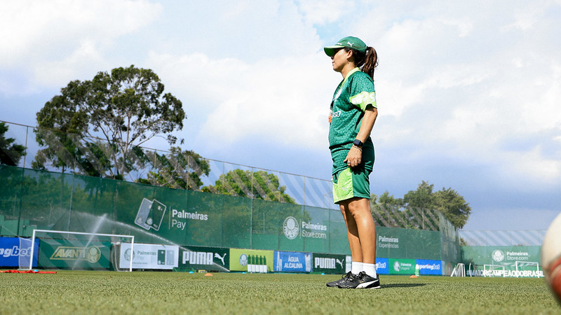 A treinadora Camilla Orlando no CT, comandando a pré-temporada das Palestrinas.