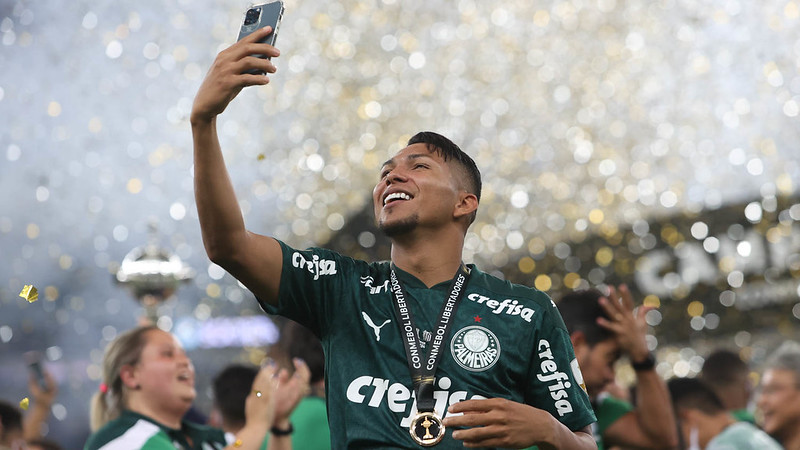 O jogador Rony, da SE Palmeiras, comemora a conquista da competição após jogo contra a equipe do Santos FC, em partida final, da Copa Libertadores, no Estádio do Maracanã.