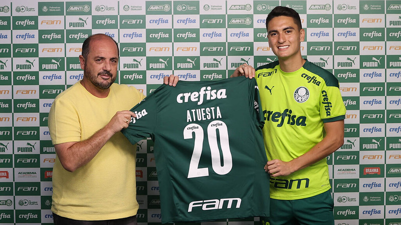 O gerente de futebol Cicero Souza, da SE Palmeiras, apresenta o mais novo atleta do clube, Eduard Atuesta (D), na Academia de Futebol