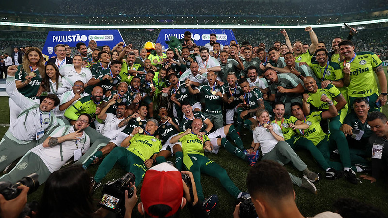 Diretoria, comissão técnica, staff e jogadores, da SE Palmeiras, comemoram à conquista do título contra a equipe do São Paulo FC, após partida válida pela final, volta, do Campeonato Paulista, Série A1, na arena Allianz Parque.
