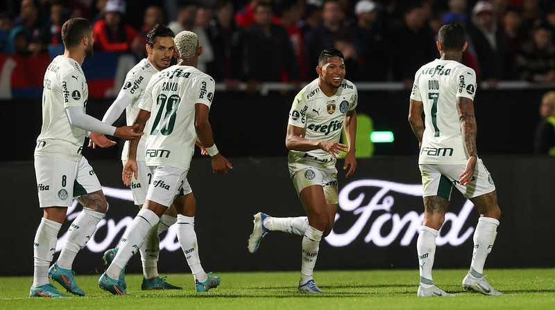 O jogador Rony, da SE Palmeiras, comemora seu gol contra a equipe do C Cerro Porteño, durante partida válida pelas oitavas de final, ida, da Copa Libertadores, no Estádio General Pablo Rojas.