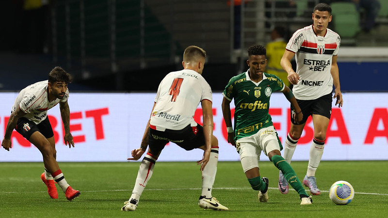 O jogador Estêvão, da SE Palmeiras, disputa bola com o jogdor do Botafogo FC, durante partida válida pela terceira fase, da Copa do Brasil, na arena Allianz Parque.