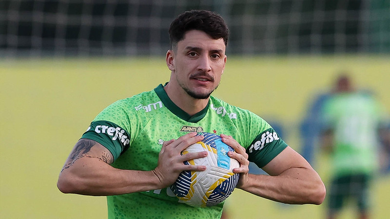 O jogador Raphael Veiga, da SE Palmeiras, comemora seu gol contra a equipe do Mirassol FC, durante partida válida pela fase de grupos, do Campeonato Paulista, Série A1, no Estádio Municipal José Maria de Campos Maia.