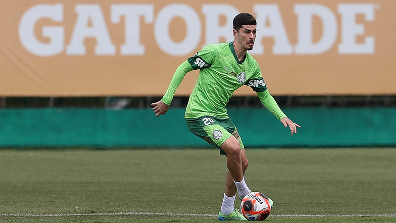 O jogador Rômulo, da SE Palmeiras, durante treinamento, na Academia de Futebol