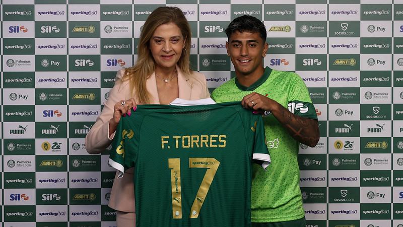 A presidente Leila Pereira, da SE Palmeiras, apresenta o mais novo atleta do clube, o jogador Facundo Torres (D), na Academia de Futebol.