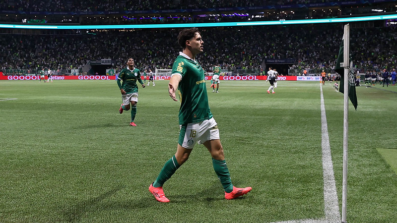 O jogador Mauricio, da SE Palmeiras, comemora seu gol contra a equipe do SC Corinthians P, durante partida válida pela fase de grupos, do Campeonato Paulista, Série A1, na arena Allianz Parque. 