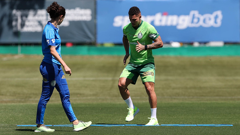 O jogador Paulinho, da SE Palmeiras, durante treinamento, na Academia de Futebol.