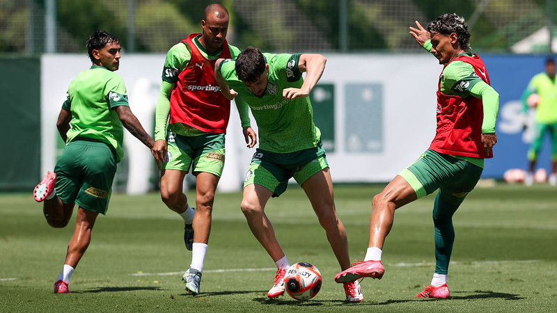 Os jogadores Mayke, Joaquín Piquerez e Richard Ríos (E/D), da SE Palmeiras, durante treinamento, na Academia de Futebol.