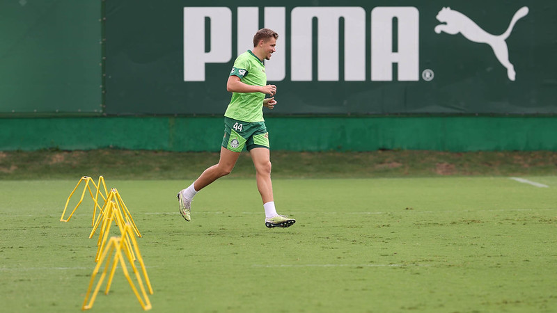 O jogador Bruno Fuchs, da SE Palmeiras, durante treinamento, na Academia de Futebol.