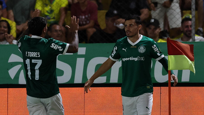 O jogador Raphael Veiga, da SE Palmeiras, comemora seu gol contra a equipe do Mirassol FC, durante partida válida pela fase de grupos, do Campeonato Paulista, Série A1, no Estádio Municipal José Maria de Campos Maia.