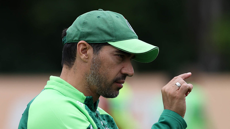 O técnico Abel Ferreira, da SE Palmeiras, durante treinamento, na Academia de Futebol