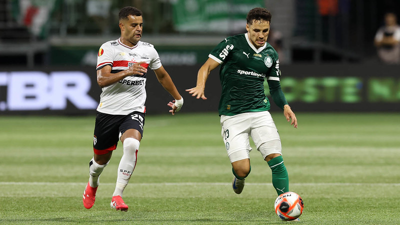 O jogador Raphael Veiga, da SE Palmeiras, disputa bola com o jogador do São Paulo FC, durante partida válida pela fase de grupos, do Campeonato Paulista, Série A1, na arena Allianz Parque. 