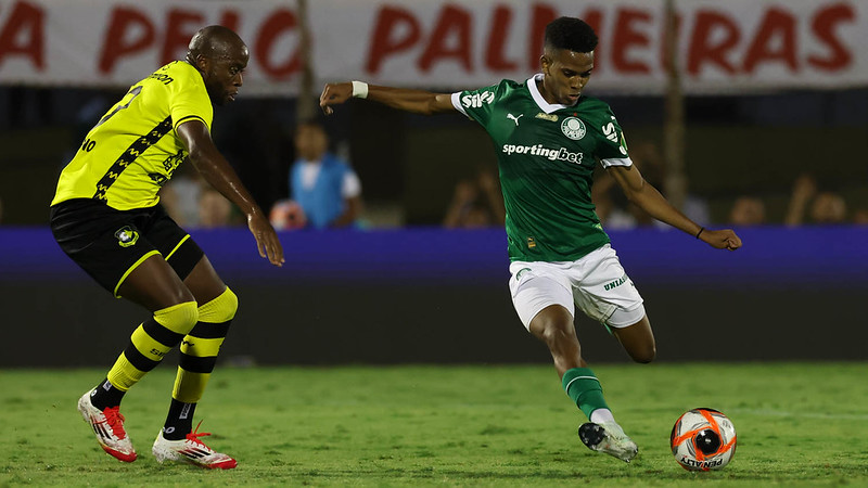 O jogador Estêvão, da SE Palmeiras, disputa bola com o jogador do São Bernardo FC, durante partida válida pela quarta de final, do Campeonato Paulista, Série A1, no Estádio Municipal Primeiro de Maio.