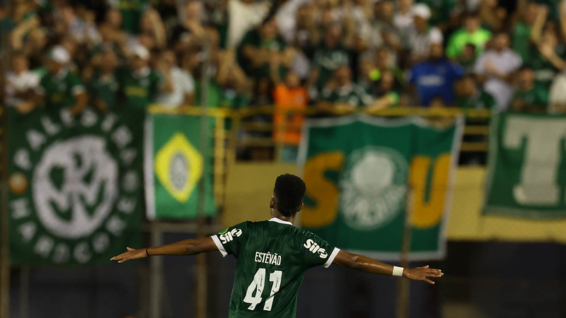 O jogador Estêvão, da SE Palmeiras, comemora seu gol contra a equipe do São Bernardo FC, durante partida válida pela quarta de final, do Campeonato Paulista, Série A1, no Estádio Municipal Primeiro de Maio.