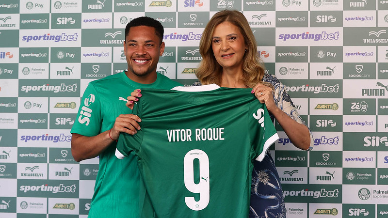 A presidente Leila Pereira, da SE Palmeiras, apresenta o mais novo atleat do clube Vitor Roque, na Academia de Futebol.