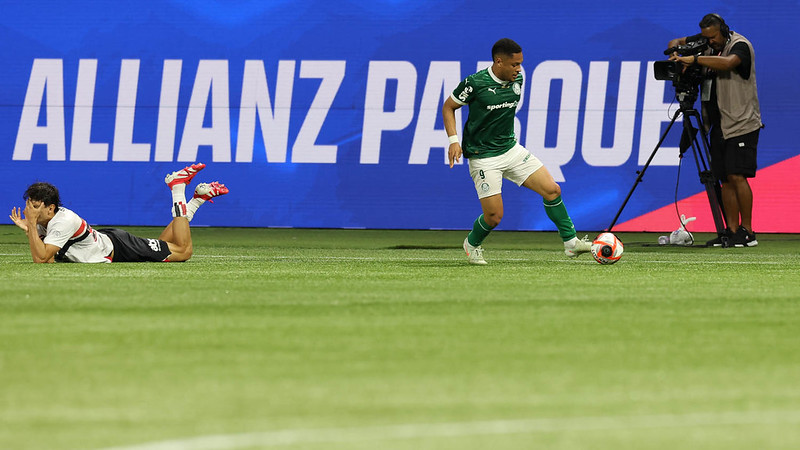 O jogador Vitor Roque, da SE Palmeiras, disputa bola com o jogador do São Paulo FC, durante partida válida pela semifinal, do Campeonato Paulista, Série A1, na arena Allianz Parque.