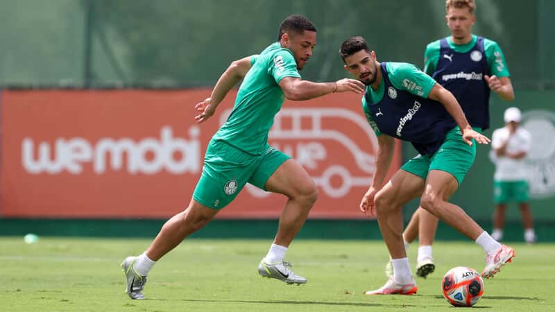 Flaco López e Vitor Roque em treino na Academia de Futebol do Palmeiras