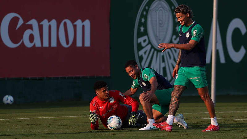 O goleiro Mateus e os jogadores Vitor Roque e Richard Ríos (E/D), da SE Palmeiras, durante treinamento, na Academia de Futebol.