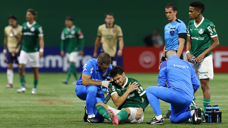 O médico Pedro Pontin, o jogador Raphael Veiga e o fisioterapeuta Bruno Presotto (E/D), da SE Palmeiras, em jogo contra a equipe do C Cerro Porteño, durante partida válida pela fase de grupos, da Copa Libertadores, na arena Allianz Parque.