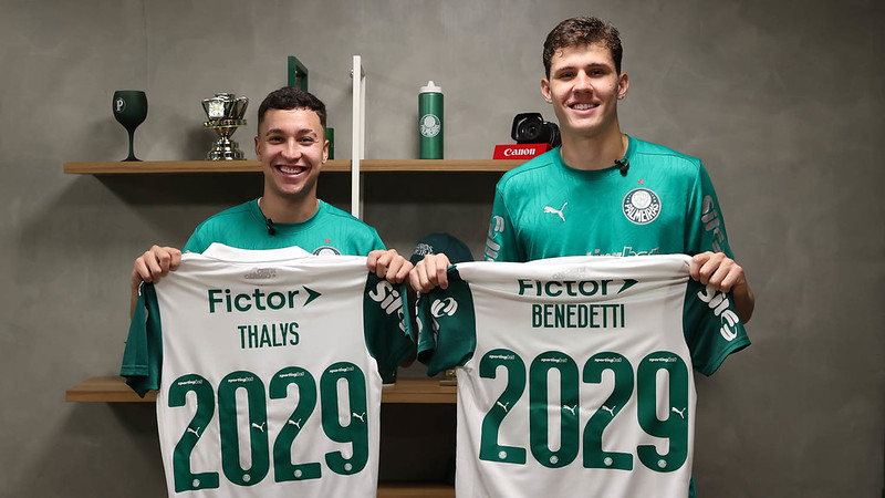 Os jogadores Thalys e Benedetti (D), da SE Palmeiras, após treinamento, na Academia de Futebol.
