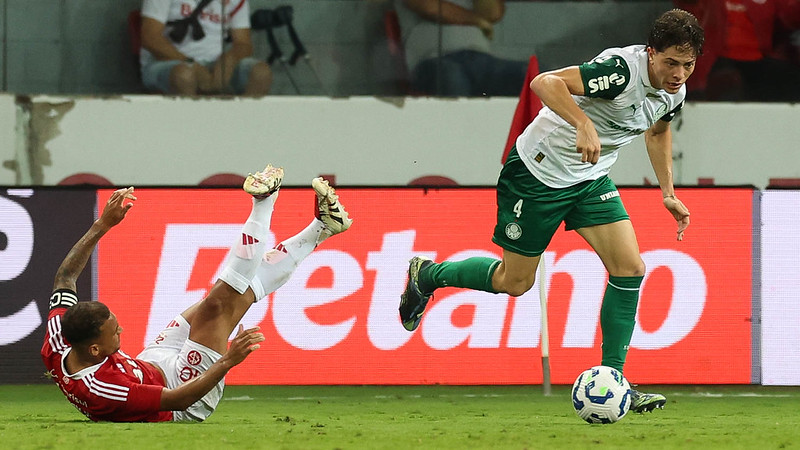 O jogador Agustín Giay, da SE Palmeiras, disputa bola com o jogador do SC Internacional, durante partida válida pela quarta rodada, do Campeonato Brasileiro, Série A, no Estádio Beira-Rio.