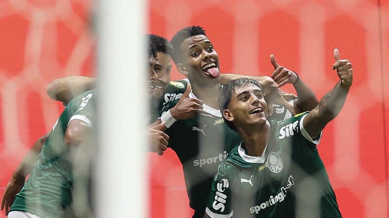 Estevão ou Facundo Torres: quem é o destaque do Palmeiras na Libertadores?