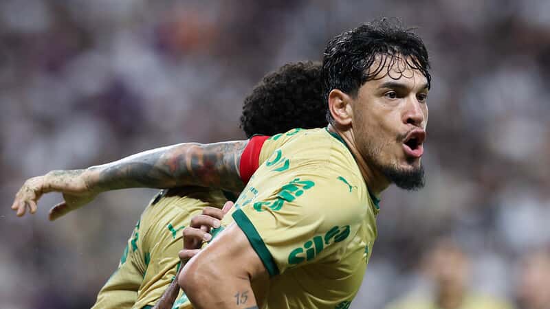 O jogador Gustavo Gómez, da SE Palmeiras, comemora seu gol contra a equipe do Ceará SC, durante partida válida terceira fase, da Copa do Brasil, na Arena Castelão.