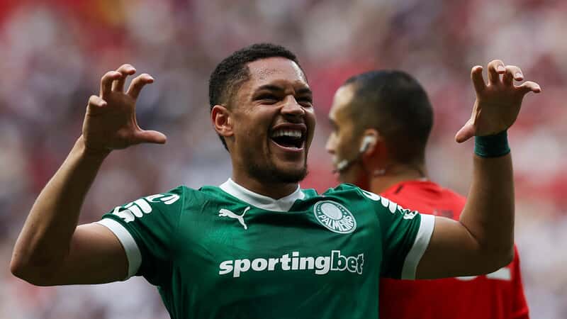 Após 12 jogos, Vitor Roque desencanta no Palmeiras e recebe apoio de Abel Ferreira