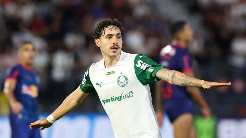 O jogador Mauricio, da SE Palmeiras, comemora seu gol contra a equipe do Red Bull Bragantino, durante partida válida pela nona rodada, do Campeonato Brasileiro, Série A, no Estádio Cicero de Souza Marques.