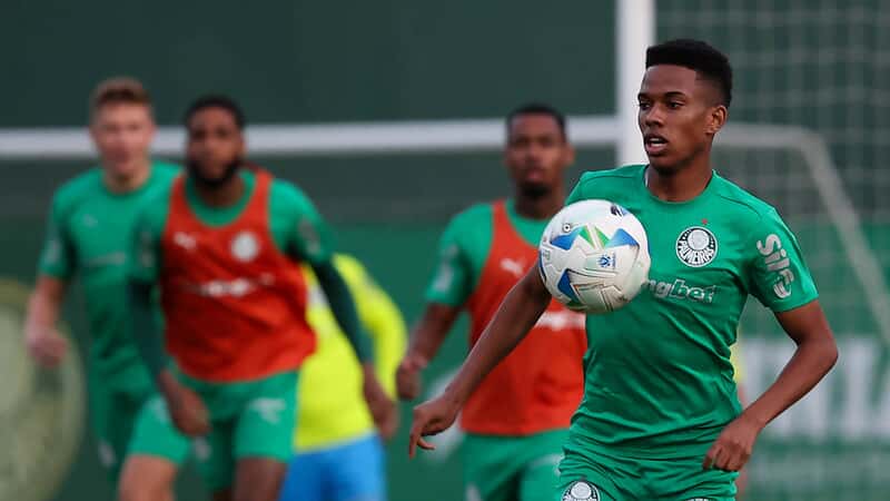 O jogador Estêvão, da SE Palmeiras, durante treinamento, na Academia de Futebol. 
